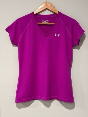 Under Armour Women’s V-Neck Short Sleeve Tee in Fuchsia/Purple